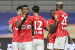 开云体育登录-球队中球员之间传球配合默契，形成压倒性优势