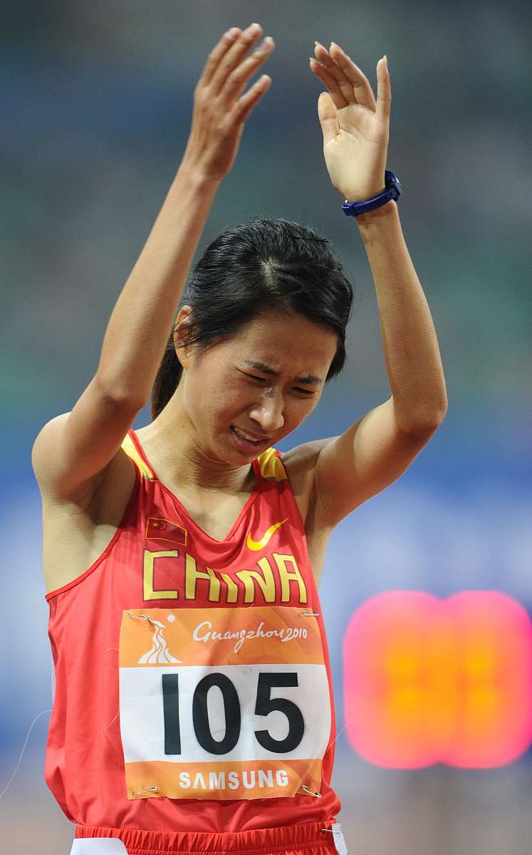 势如破竹：田径女子接力决赛选手全力追赶的简单介绍