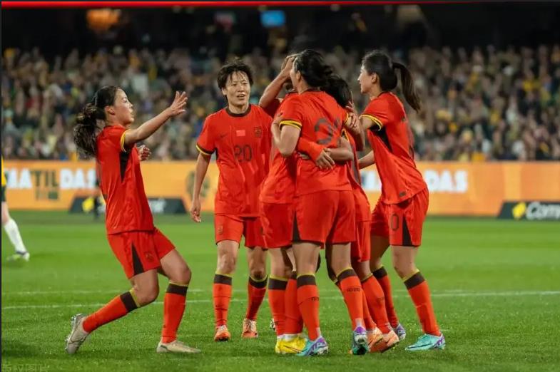 女性足球运动员在国际赛场获得成功