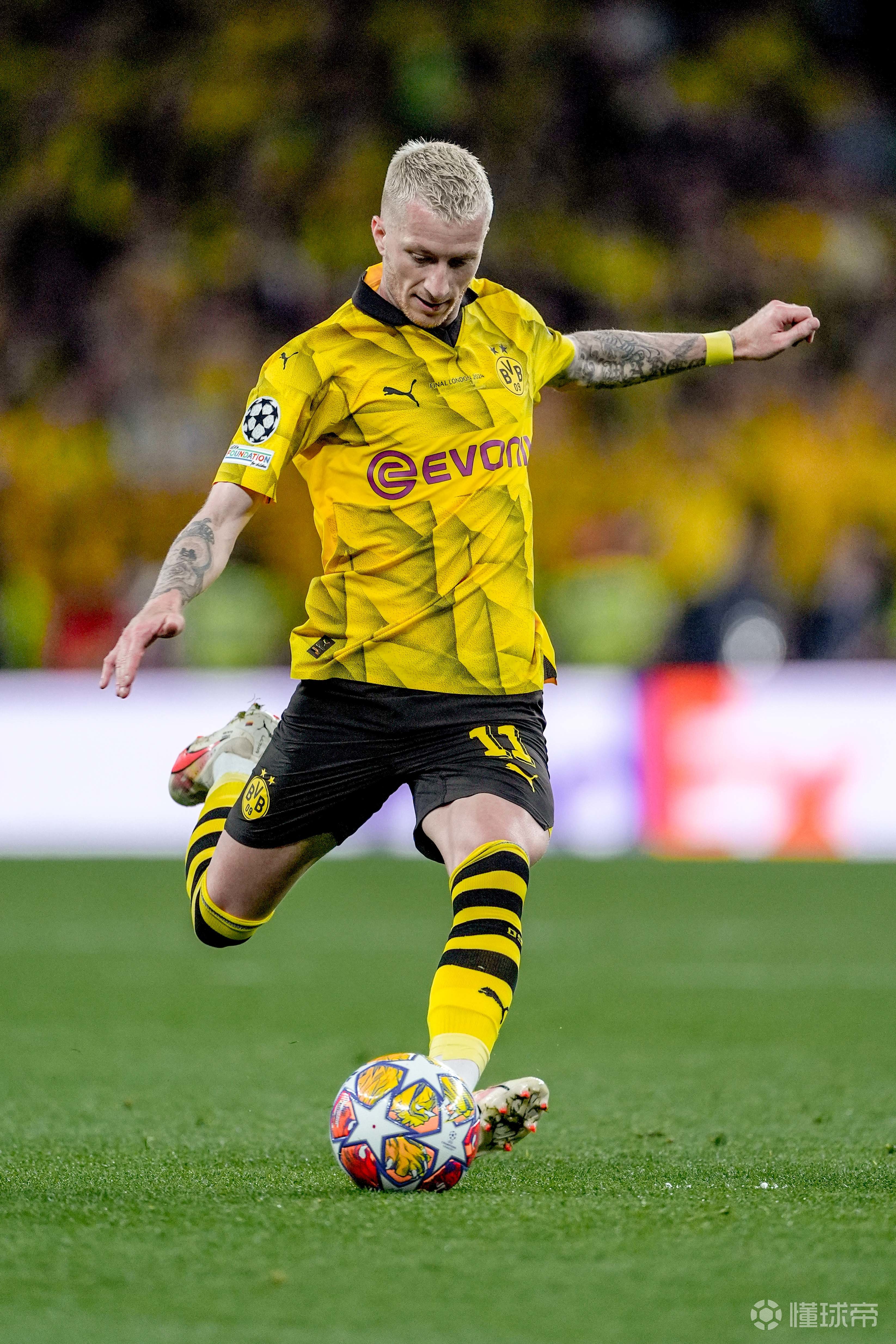 足球明星在赛场上展现技术和实力