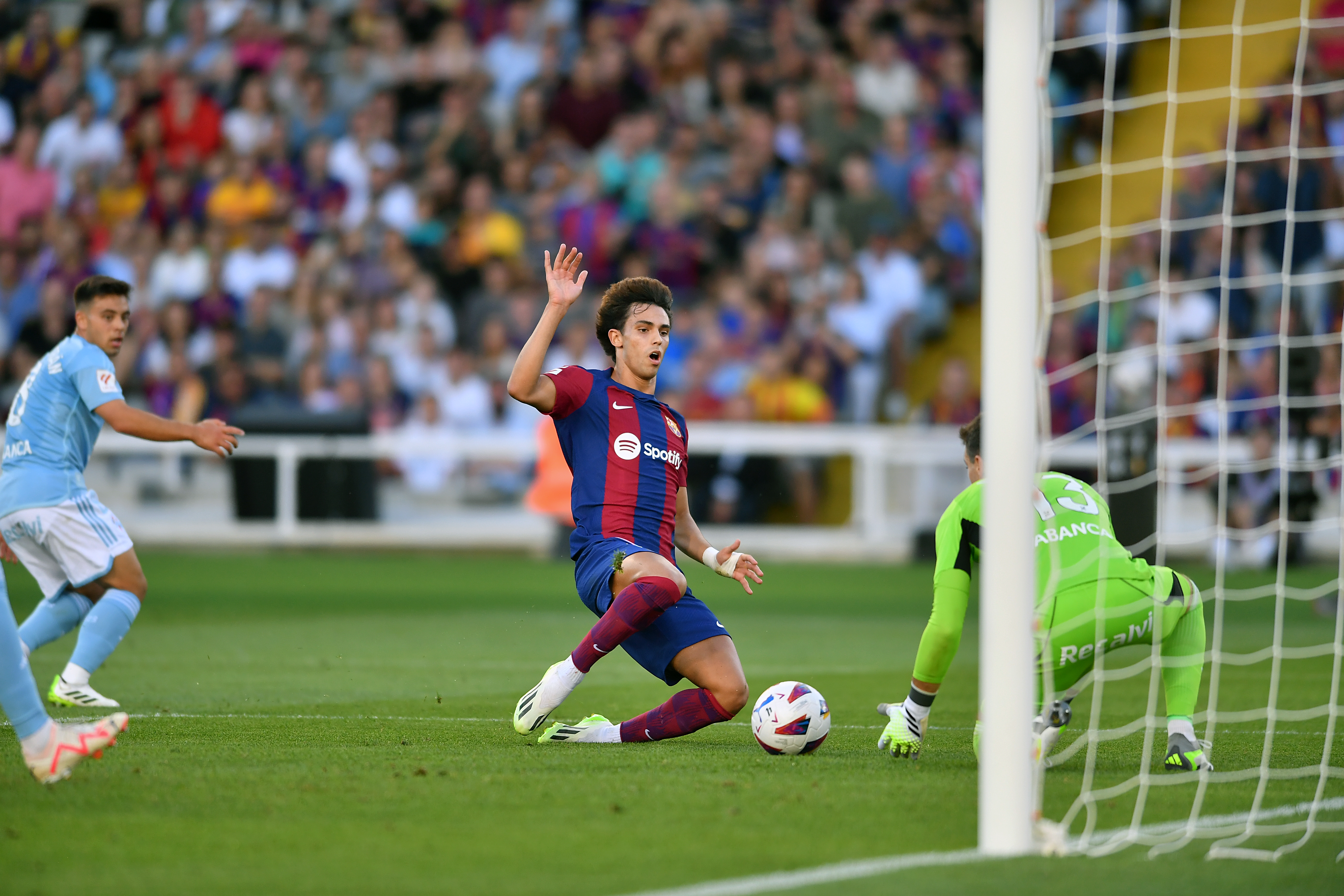 刺激足球比赛，球员奋力拼搏争夺胜利的简单介绍