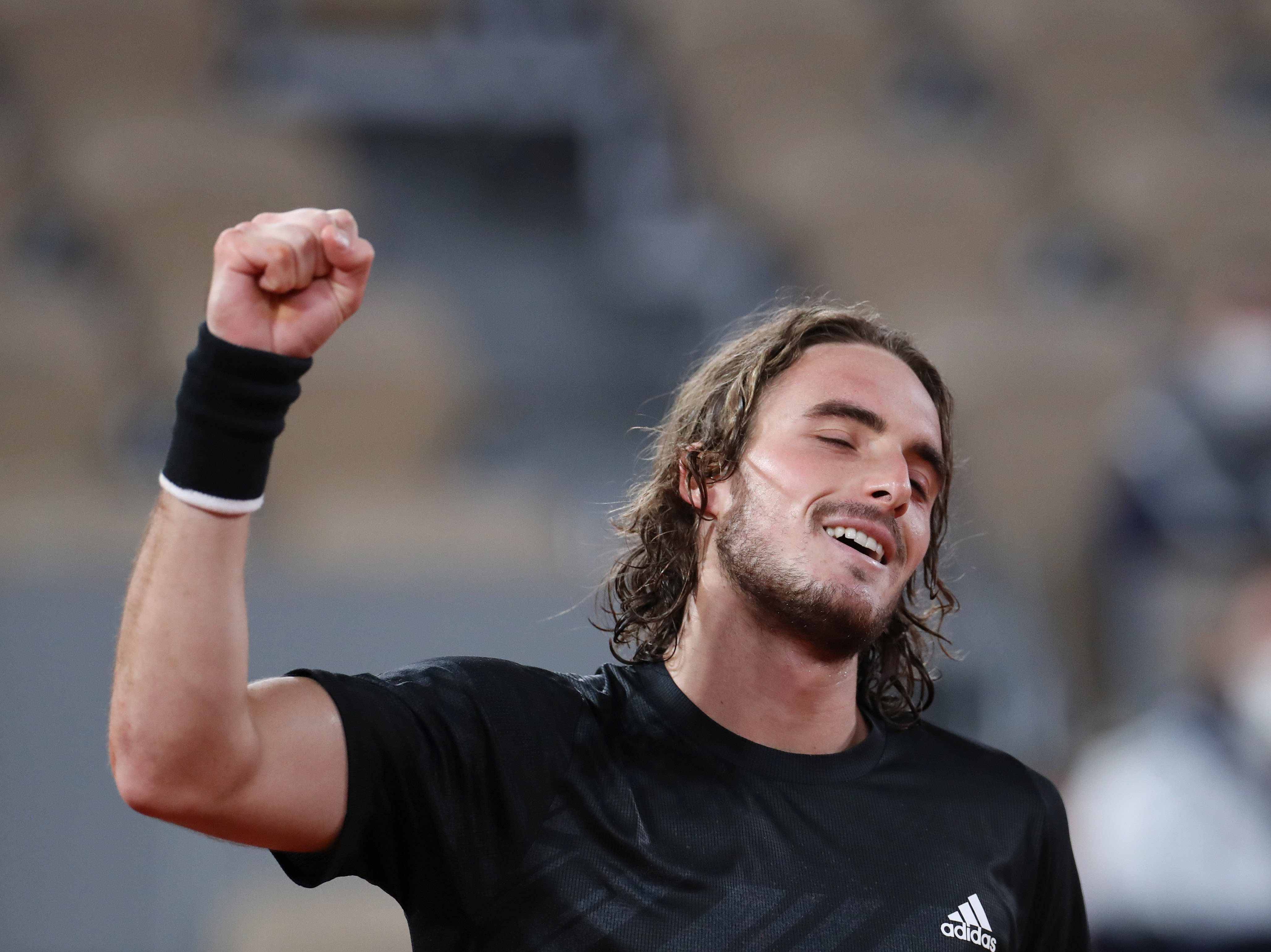 西班牙网球队逆转英国网球队，西西帕斯统治全场的简单介绍