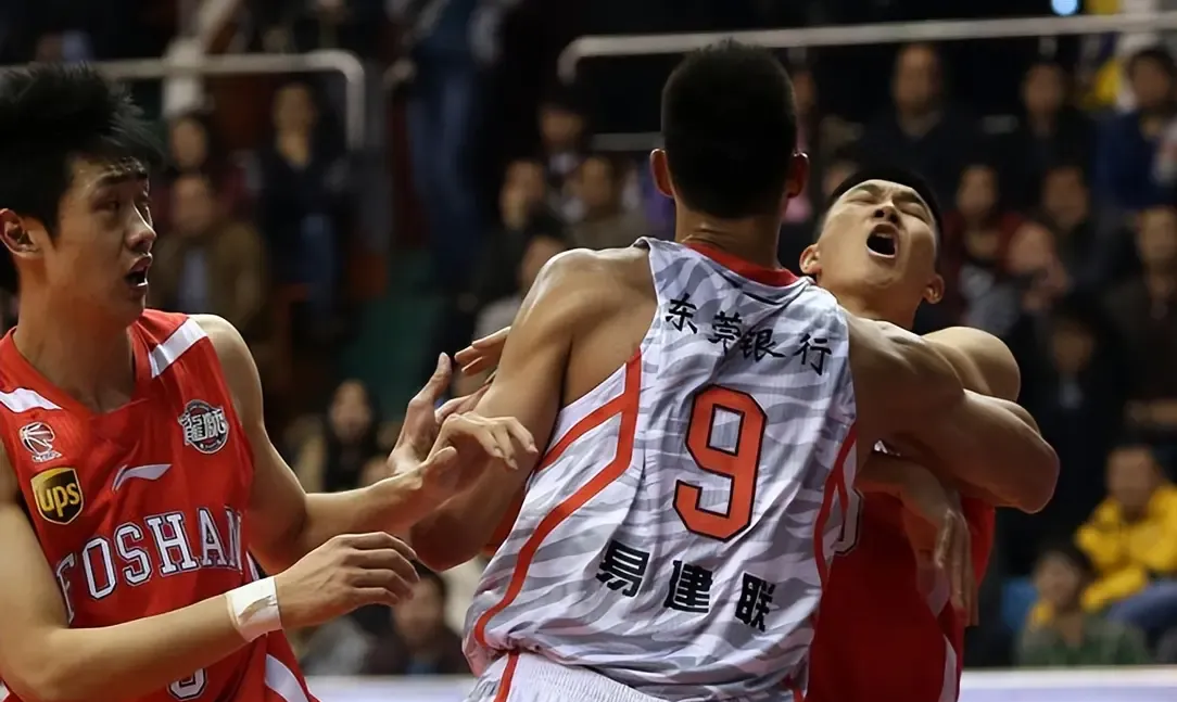 关于鹈鹕逆转广州队，易建联统治全场的信息