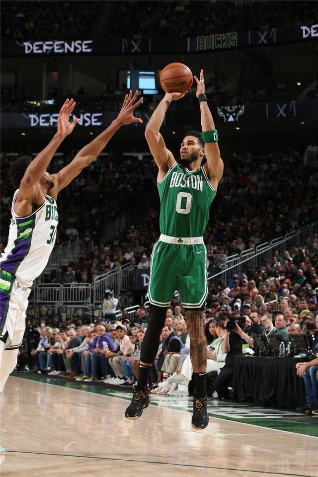 猛龙完胜雄鹿,塔图姆刷新纪录 猛龙完胜雄鹿,塔图姆刷新纪录